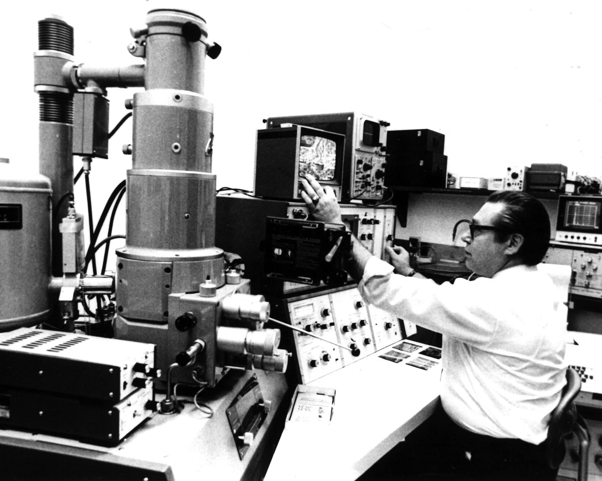 Robert White / Electron Microscopy