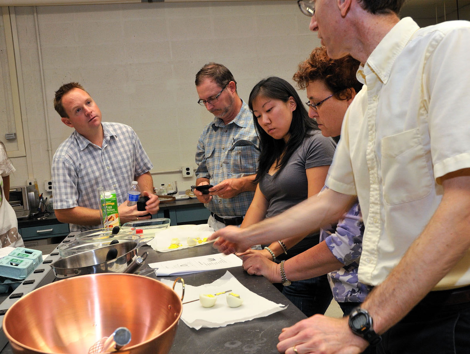 Schuyler Patton leads a food lab demonstration.