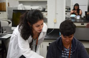 Adriana Santiago-Ruiz (Left) working one-on-one with an “Experimenta con PREM” high school participant.